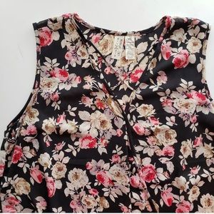 Ladies Sleeveless Blouse